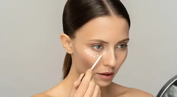 Rozświetlający korektor pod oczy: Jak wybrać i aplikować perfekcyjnie?