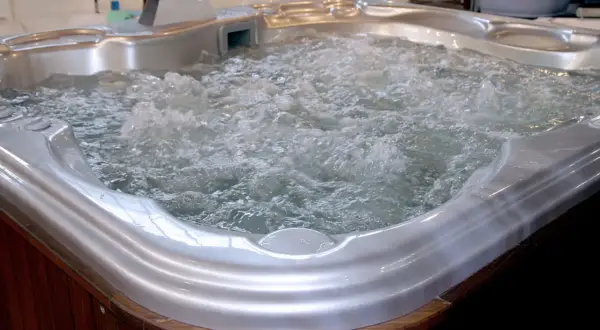 Jacuzzi i Wanna SPA: Jak wybrać idealne domowe SPA?